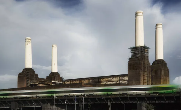 London, United Kingdom - October 01, 2006: Four chimneys of decommissioned coal Battersea power station — Stock Photo, Image