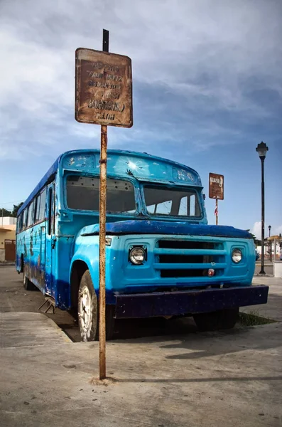 Rusty vecchio pullman blu in piedi accanto alla fermata dell'autobus — Foto Stock