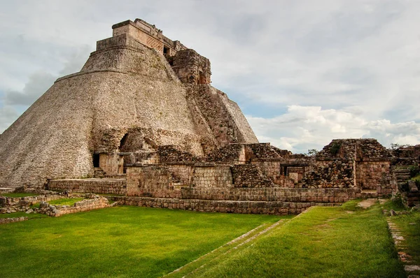 Vue latérale de la pyramide des ruines magiciennes à Uxmal — Photo