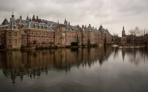 Parlamento holandés en día nublado — Foto de Stock