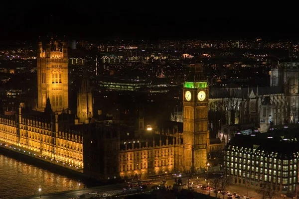 Vista aérea de luzes no Tamisa, Iluminado Big Ben e Casas — Fotografia de Stock