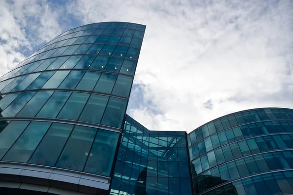 Modern glass and steel office buildings with cloudy sky — Stock Photo, Image