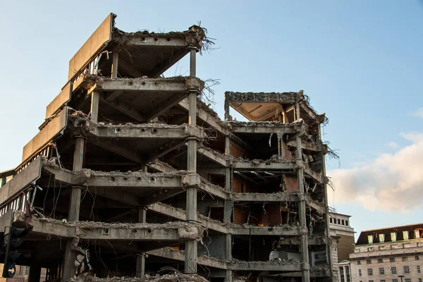 Restos de edificio moderno demolido que muestra pisos de hormigón — Foto de Stock