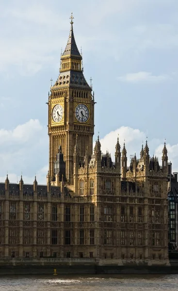 Big Ben e Camere del parlamento con il Tamigi in primo piano — Foto Stock