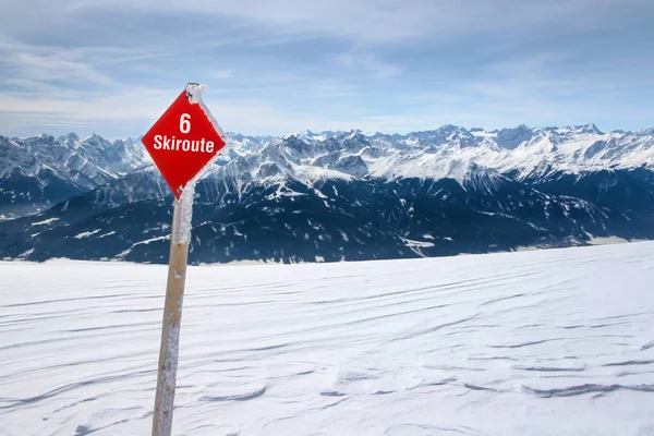 Red ski route 6 sign on fresh snow with Austrian Alps — Stock Photo, Image