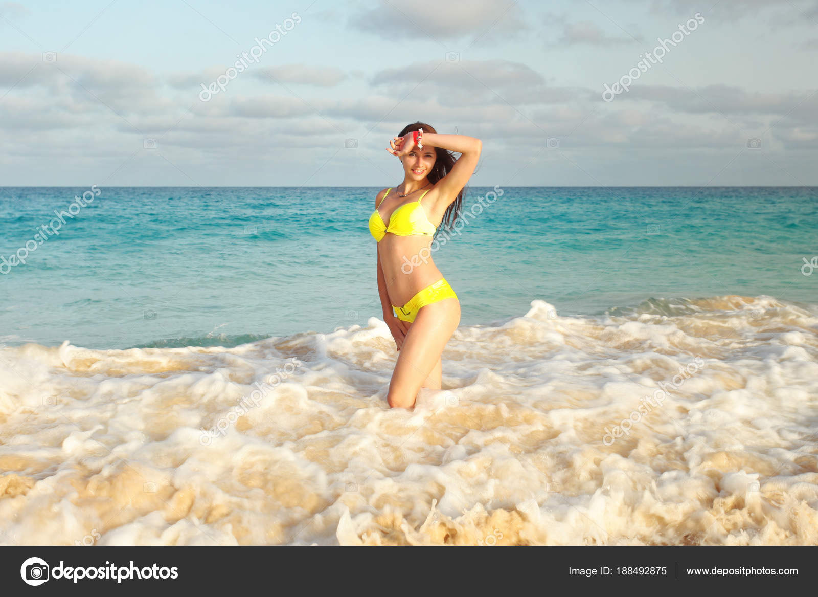 El En La PlayaDe Agua Chica Hermosa Bikini Pie Amarillo xBrCedo