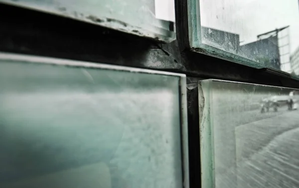 건물의 측면에 더러운 유리창의 추상적인 세부 사항 — 스톡 사진