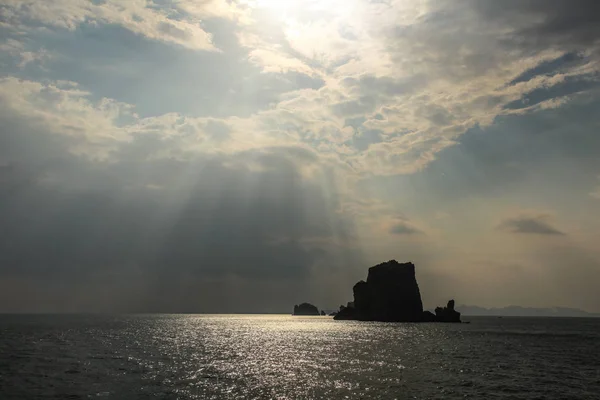 Ακτίνες του ήλιου που λάμπει σε μικρό έρημο νησί στην θάλασσα Andaman — Φωτογραφία Αρχείου
