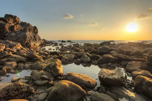 Rocce rotonde e ciottoli scoperti nella bassa marea — Foto Stock