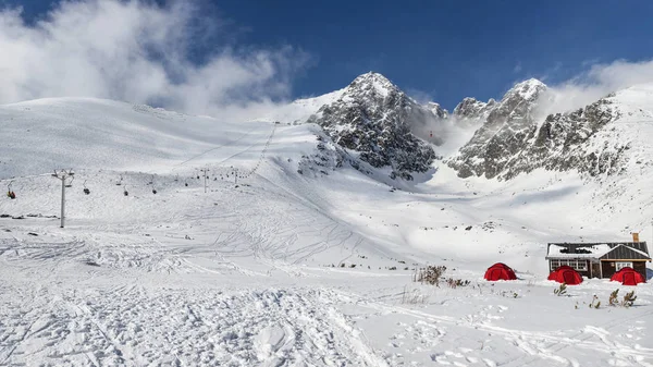 Lomnicky stit peak winter panorama. Skalnate sedlo ski resort, — Stock Photo, Image