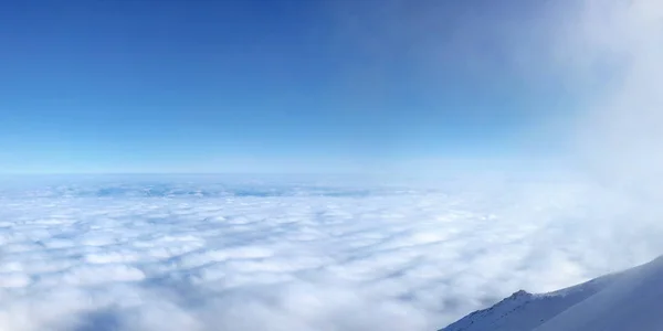 Inversão de temperatura formando mar de nuvens vistas de cima — Fotografia de Stock