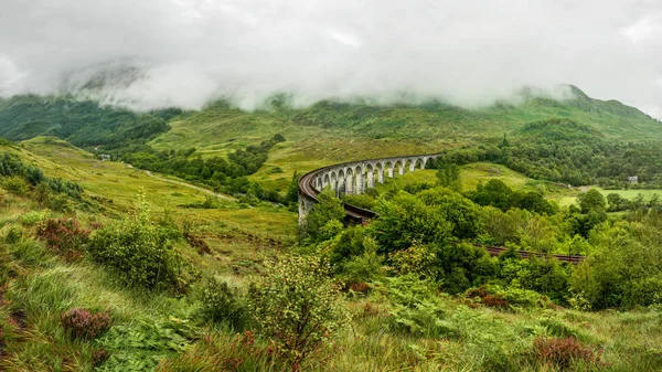 Viaducto ferroviario de Glenfinnan (ubicación de la película de Harry Potter), o — Foto de Stock