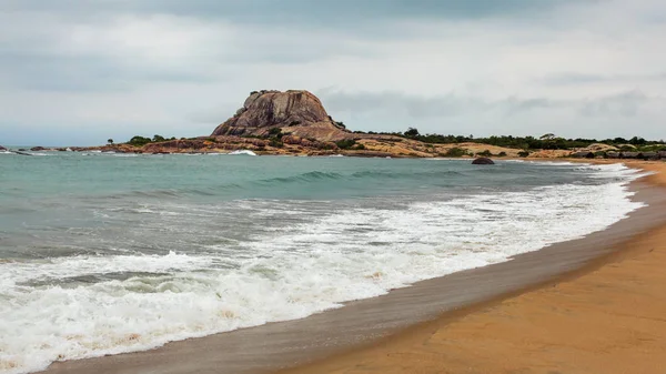 Plajă cu un singur deal (stâncă Patanangala) la distanță pe overcas — Fotografie, imagine de stoc