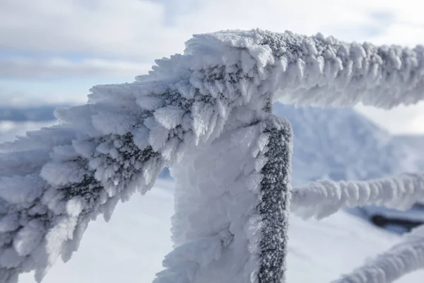 Clôture d'escalier recouverte de neige et de glace illustrant le froid extrême en t — Photo