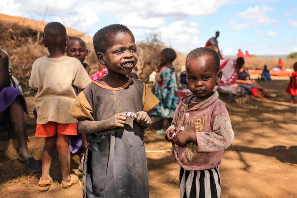 Zavallı kirli Masai çocuk yüzleri ve ağız ile uçar ile kaplı.