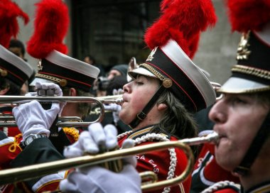 Performansları, Londra'nın yeni yıl geçit töreni sırasında trompet çalmaya Wauwatosa Doğu Lisesi bando boyut bilinmeyen üye.