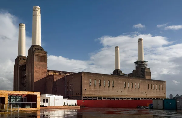 Réception et entrée vides du charbon déclassé (en 1983) Centrale électrique de Battersea avec l'une des quatre cheminées blanches emblématiques fixées par une journée ensoleillée . — Photo