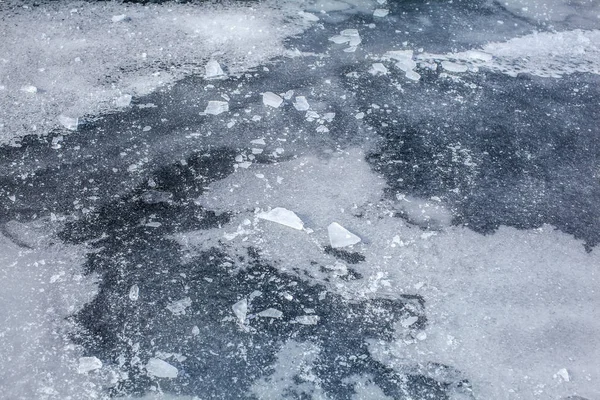 Detalle sobre capa de hielo del río completamente congelado, con nieve — Foto de Stock