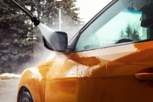 Detalle en el espejo frontal del coche amarillo oscuro que se lava con chorro —  Fotos de Stock