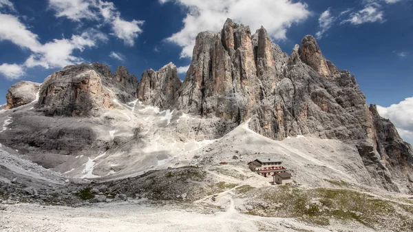 Höga klippiga toppar av Pale di San Martino i italienska Dolomiterna med dramatiska djupblå himmel solig dag. — Stockfoto