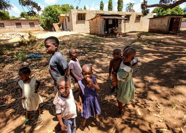 Malindi, Kenia - 06 de abril de 2015: Grupo de niños pequeños desconocidos, s — Foto de Stock