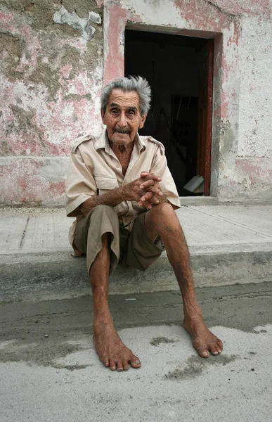 Celestun, México - 9 de octubre de 2007: Pobre residente de Celestún sitti — Foto de Stock