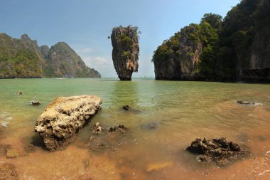 Khao Phing Kan (James Bond Adası) güneşli bir gün, Phang Nga, inci