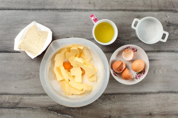 Bovenaanzicht van de tabel op de ingrediënten voor de voorbereiding van de taart. Zak van flo — Stockfoto