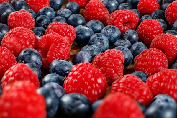 Closeup shot of mixed blueberries and raspberries. — Stock Photo, Image