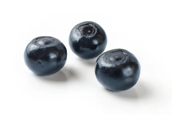 三闪亮的深蓝色蓝莓在白色背景下分离. — 图库照片