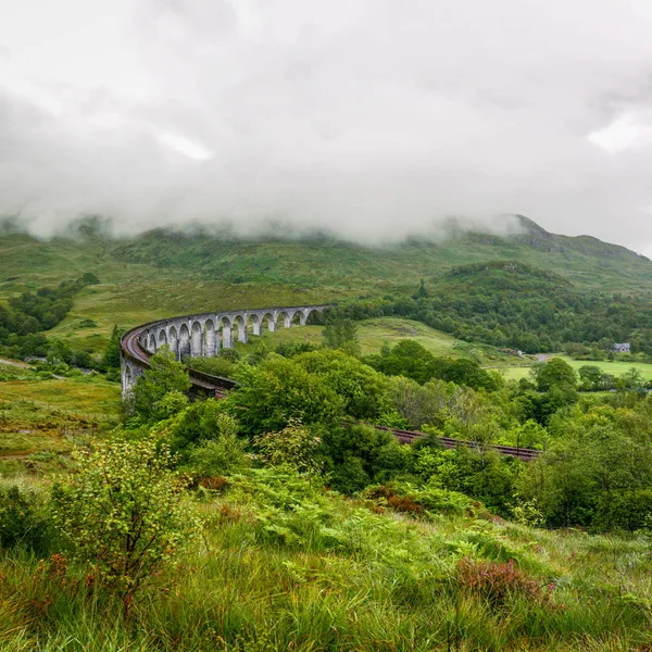 Glenfinnan-Viadukt in Schottland am bewölkten Tag. — Stockfoto
