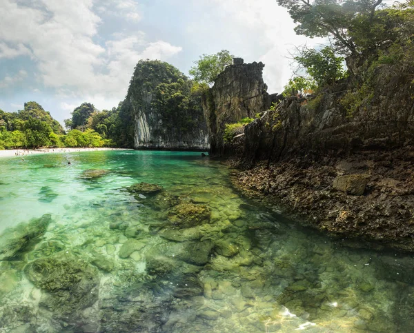 Clear emerald water, rocks visible at sea bottom. Hong Islands b — Stock Photo, Image