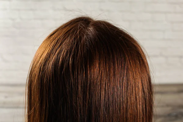 Озил на естественных темно-коричневых волосах женщины видно сзади . — стоковое фото