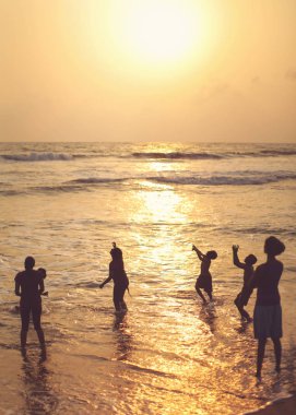 İnsan, mos Kalutara, Sri Lanka - 15 Nisan 2017: Silhouettes
