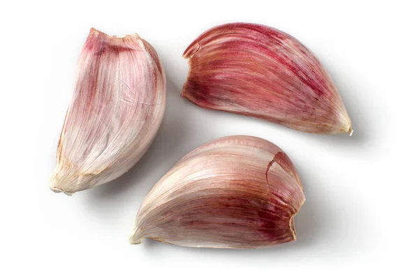 Vista dall'alto su tre spicchi d'aglio viola isolati (con ombre) o — Foto Stock