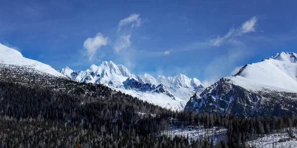 Vysoke Tatry panorama på en solig vårdag. Toppar ”Kopky, Tazky — Stockfoto