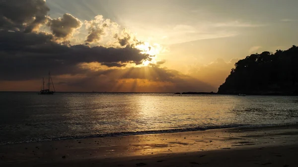Rustig strand met silhouet van schip op de zee in de achtergrond, — Stockfoto