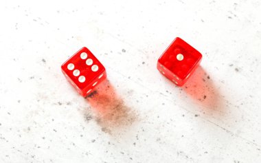 İki kırmızı zar, 7 out 6 ve 1 no 'lu beyaz tahta üzerinde doğal veya 7 out atışını gösteriyor.