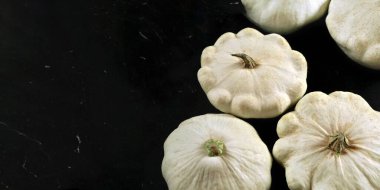Siyah tahtada beyaz pattypan kabağı grubu, sol taraftaki metin için boşluk
