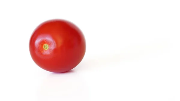Piccolo pomodoro rosso ciliegia isolato su sfondo bianco, spazio per il testo lato destro — Foto Stock