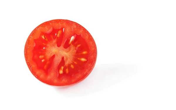 Pomodoro ciliegia tagliato a metà isolato su fondo bianco, dettaglio primo piano — Foto Stock