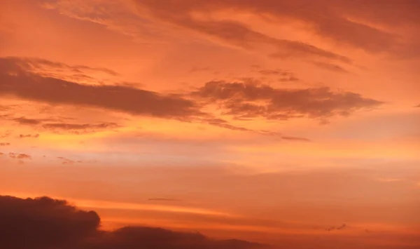 Cielo arancione e rosa dopo il tramonto - può essere utilizzato come sfondo — Foto Stock