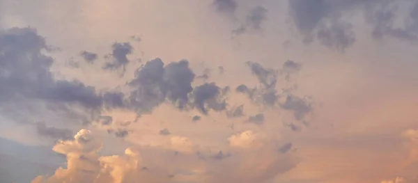 Оранжевые и фиолетовые облака на фоне неба заката — стоковое фото