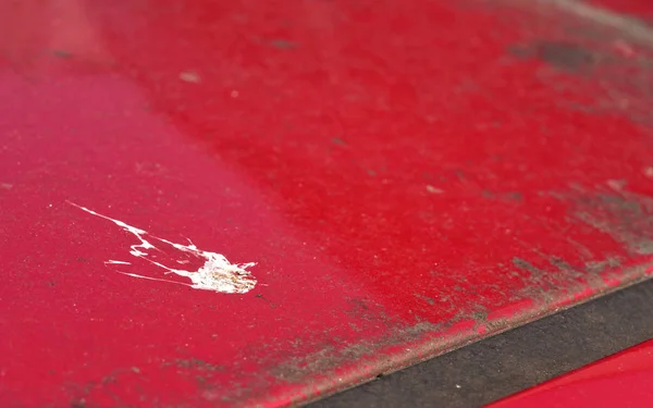 Poussière, pollen, boue, chute d'oiseaux et autres débris sur le toit d'une voiture rouge garée à l'extérieur depuis longtemps, gros plan photo — Photo