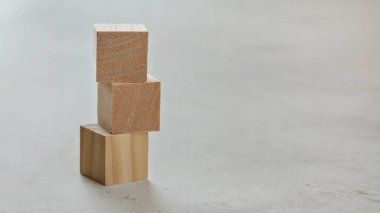 İçinde üç tane boş tahta küp olan yığın. Harflerinizi beyaza ekleyin. 