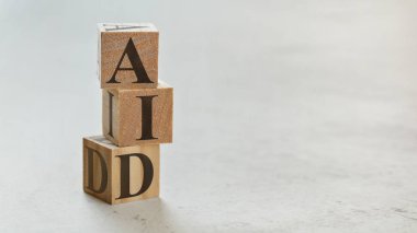 Üç tahta küple istiflenmiş. Harflere yardım et, yer aç.