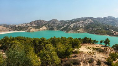 Gecitkoy (Dagdere) barajı Kyrenia, Northe yakınlarında turkuaz suyla