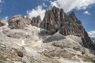 Pale di San Martino 'nun yüksek kayalık tepeleri, İtalyan Dolomitleri w