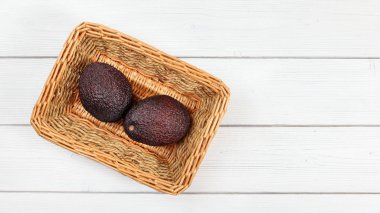 Üst aşağı görünüm, iki koyu kahverengi avokado (Hass / Bilse varyasyonu