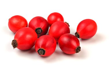 Beyaz arka planda izole edilmiş gül kalçaları (köpek gülü meyveleri).